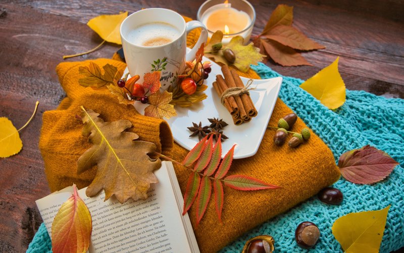 Осенние листья на столе