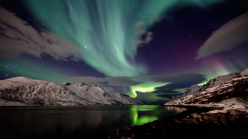 Северное сияние ночью в Норвегии