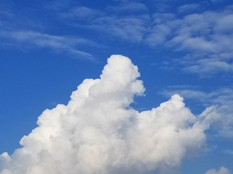 Кучево-дождевые облака над морем