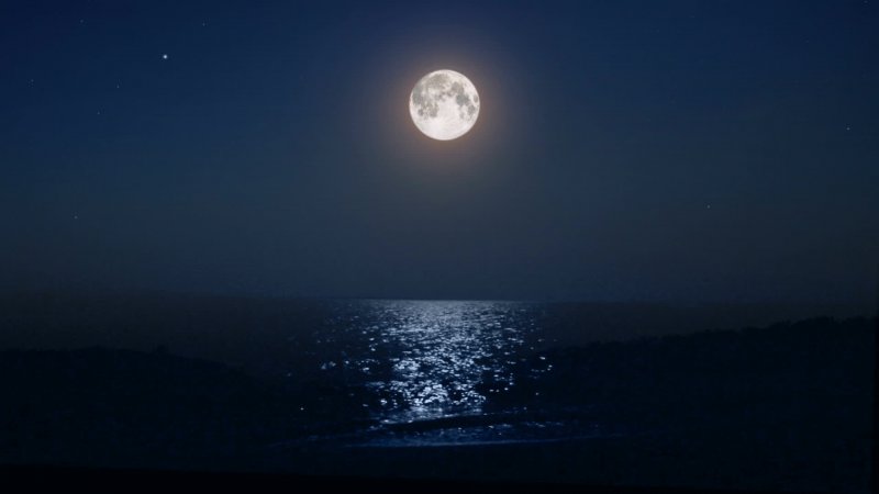 Луна в ночном небе