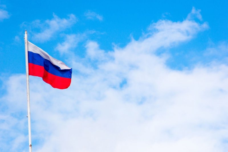 Российский флаг на фоне неба