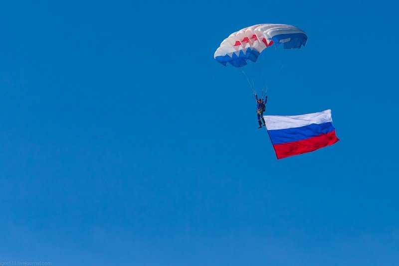 Парашютист с флагом России