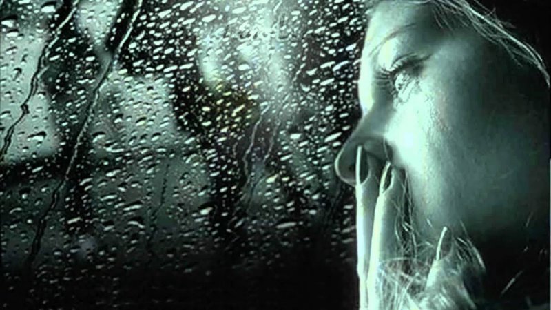 Девушка за окном дождь