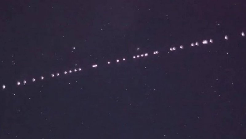 Спутники Старлинк в ночном небе