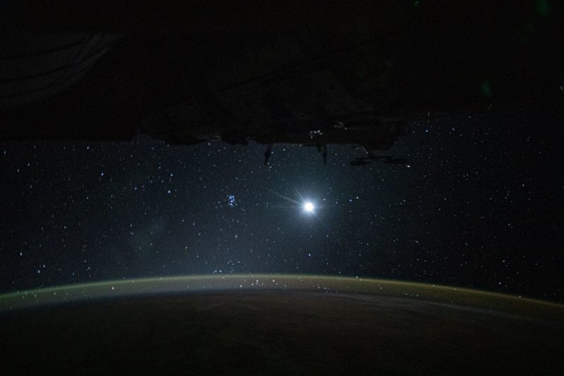 Спутник Иридиум в ночном небе