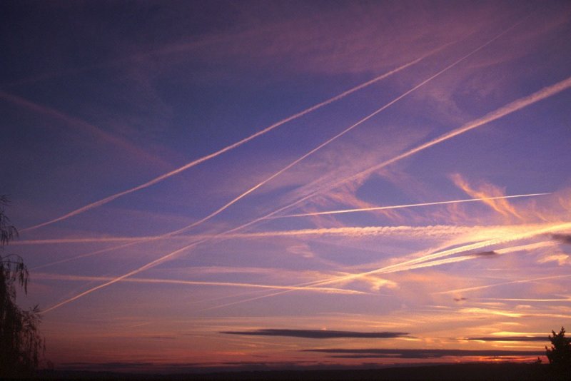 Полосы от самолета на небе