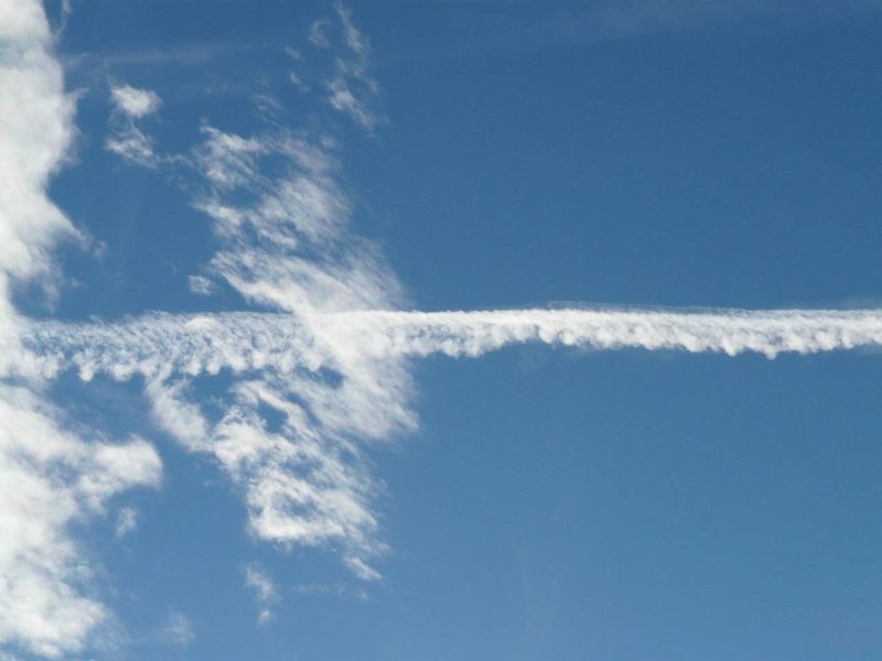 Самолет в небе со следом