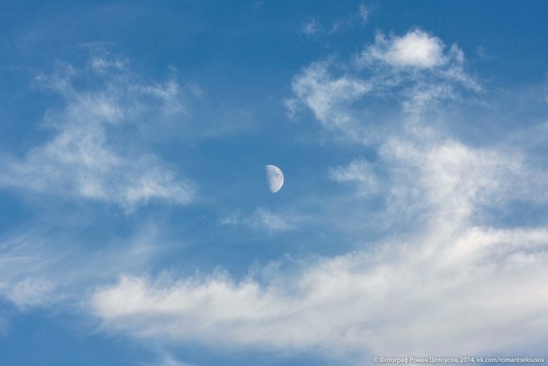 Луна днем на небе