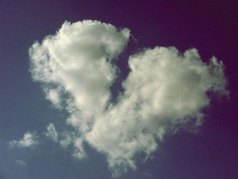 Сияющее сердце в облаках
