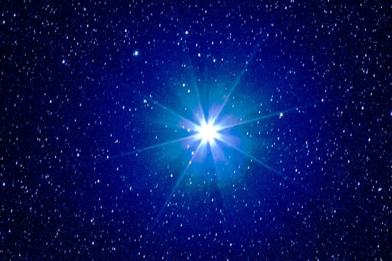 Сириус и Полярная звезда в ночном небе