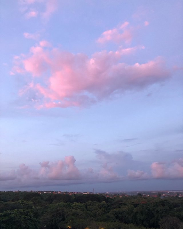Голубое небо с розовыми облаками