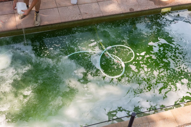 Зеленая вода из питьевого фонтана Кадр из фильма