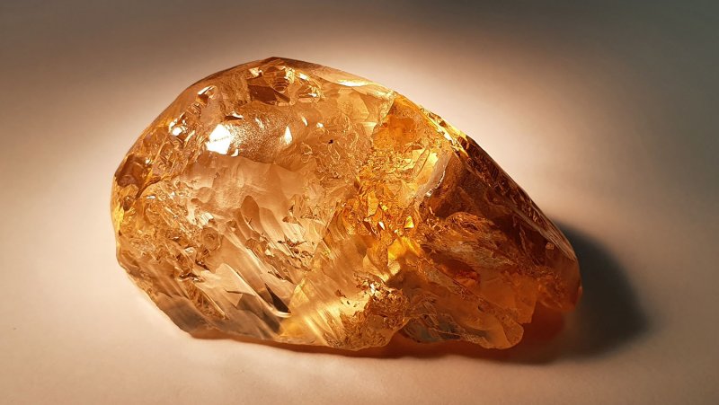 Жёлтый Алмаз камень неогранённый