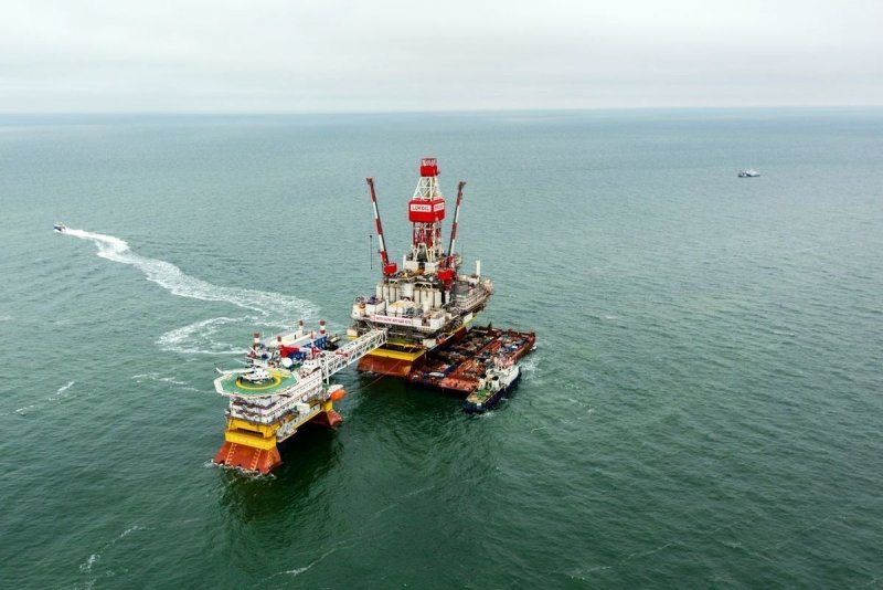Каспийское море вышка нефтяная компания