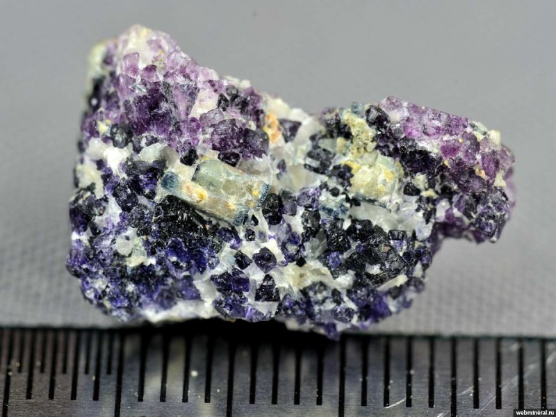 Бертрандит минерал