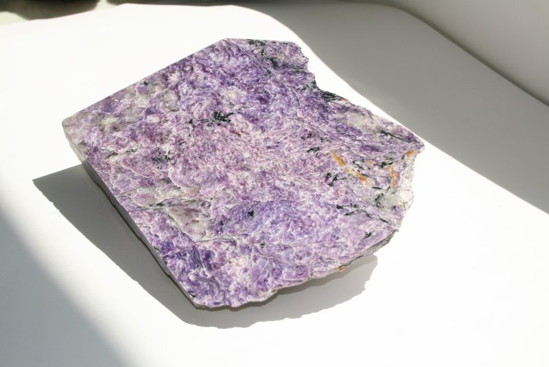 Фиолетовый камень чароит