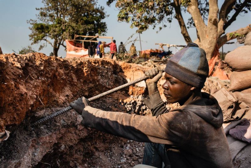 Дети добывают кобальт в Конго